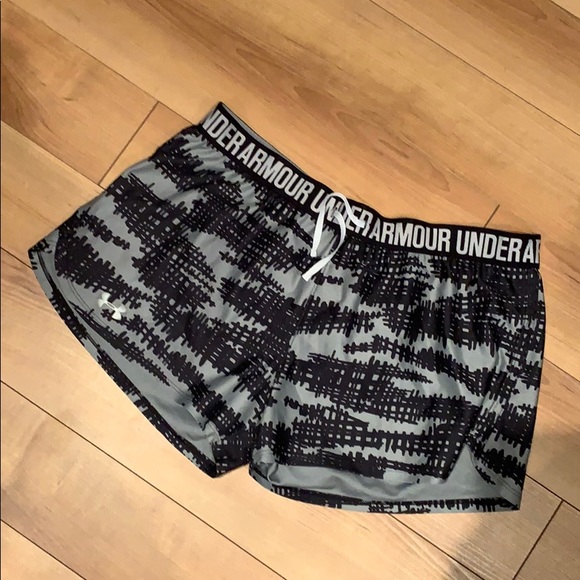 Under Armour Pants - Heat gear UA workout shorts